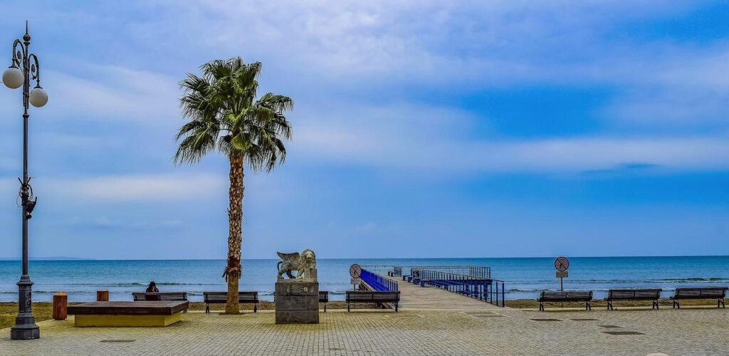 Larnaca beach: Finikoudes